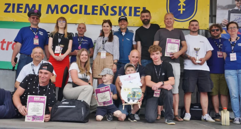 Trzy najlepsze załogi w rajdzie samochodowym z organizatorami rajdu, jury i burmistrzem Mogilna   fot. Marek Holak