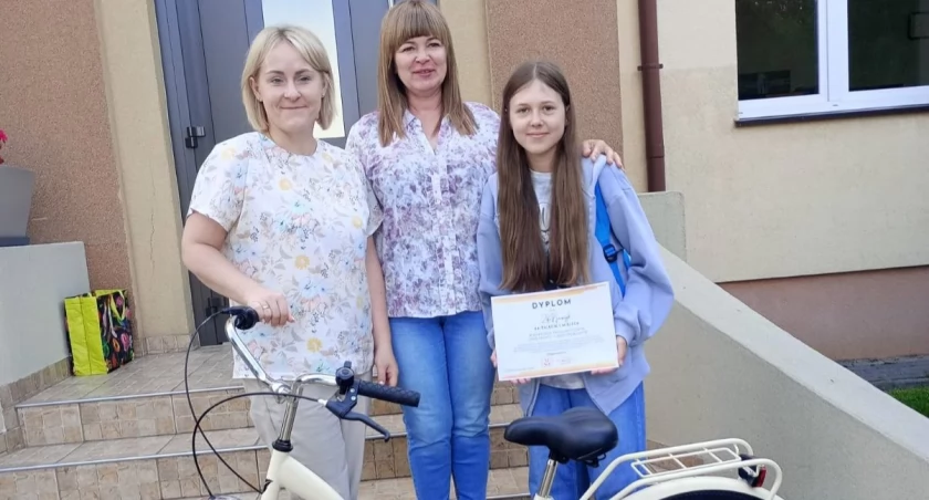 Zwyciężczyni konkursu Zofia Kasprzyk z ZSP w Orchowie z  kierowniczką GOPS Iwona Mietlicką i dyrektorką szkoły  Joanną Chalińską fot. z arch. Iwony Mietlickiej