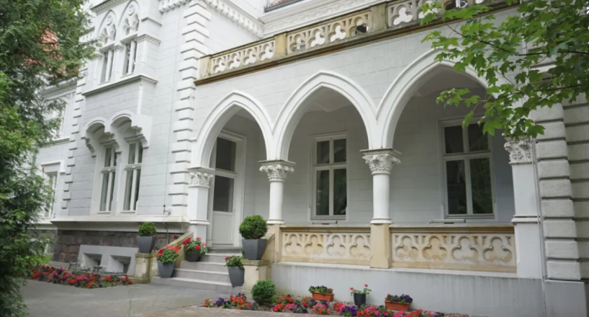Wejście do mogileńskiego ratusza od strony parkowej   fot. Marek Holak