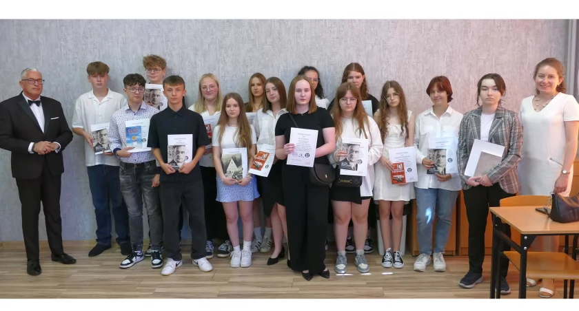 Grupa projektowa z twórczynią projektu Magdaleną Karamucką - Marcinkiewicz i dyrektorem Zespołu Szkół w Mogilnie Zbigniewem Grzechowskim fot. Marek Kwiatkowski
