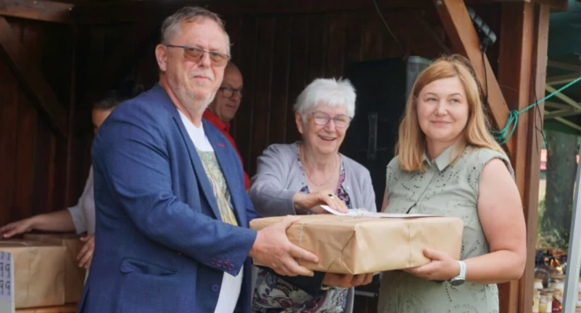 Dyrektor muzeum Jan Szymański wręcza Joannie Kustra nagrodę za zwycięstwo w konkursie Zwyczajny wiejski chleb   fot. Marek Holak