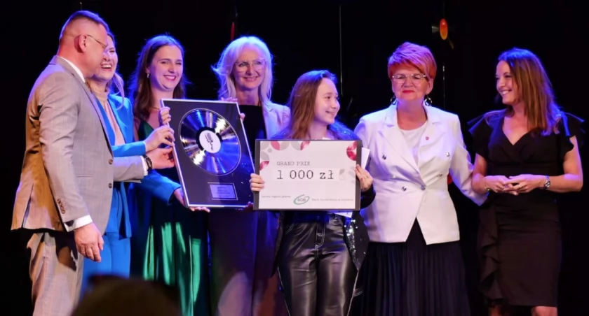 Grand Prix i nagrodę główną festiwalu zdobyła Wiktoria Eliaszewicz z Bolesławca. Na zdjęciu z członkiniami jury, władzami Strzelna i dyrektorka Banku Spółdzielczego w Strzelnie Agnieszką Skrzypczak fot. DK Strzelno