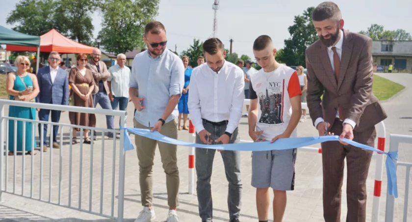 Przecięcia wstęgi dokonali, od lewej: Mateusz Studziński z Mogilno Sport, wiceprzewodniczący Rady Miejskiej Łukasz Gapiński, przedstawiciel mogileńskich skaterów Piotr Rogala i burmistrz Karol Nawrot fot. Marek Holak