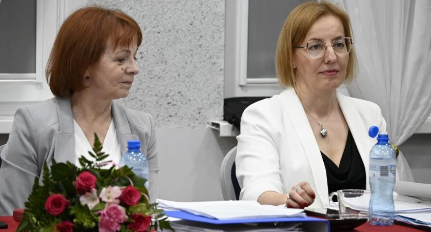Wójt bukietami kwiatów podziękował skarbniczce gminy Jolancie Szydłowskiej oraz sekretarzowi gminy Beacie Dobrochowskiej za owocną współpracę dla dobra gminy fot. Paweł Lachowicz