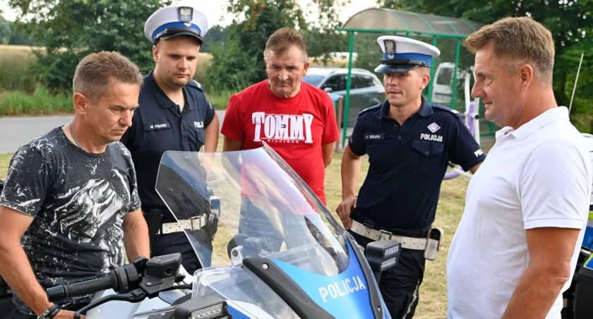 Dużą atrakcją szczególnie dla męskiej części uczestników festynu był przybycie policjantów ruchu drogowego na motocyklach fot. Paweł Lachowicz