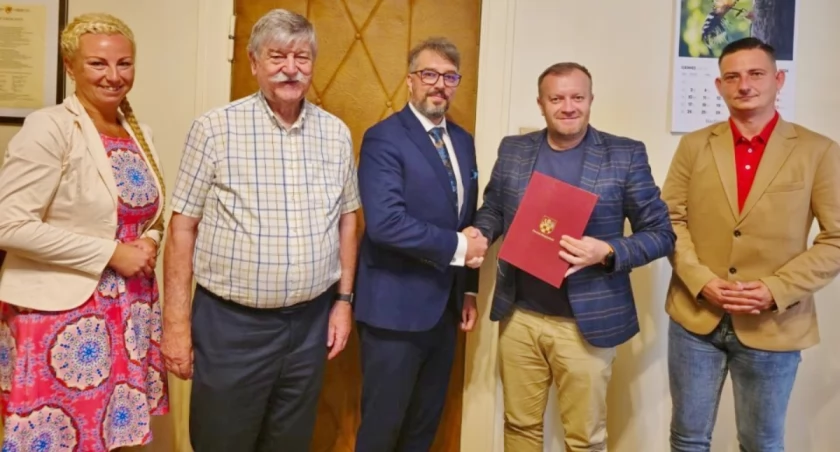 Jan Gessek na zdjęciu w środku, razem z Zarządem Powiatu Mogileńskiego   fot. arch. Starostwa Powiatowego w Mogilnie