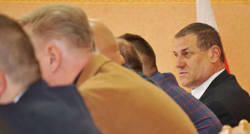 Radny Robert Musidłowski nie pozwali zapomnieć o konieczności szybkiego uchwalenia nowego regulaminu dodatków nauczycielskich   fot. Marek Holak