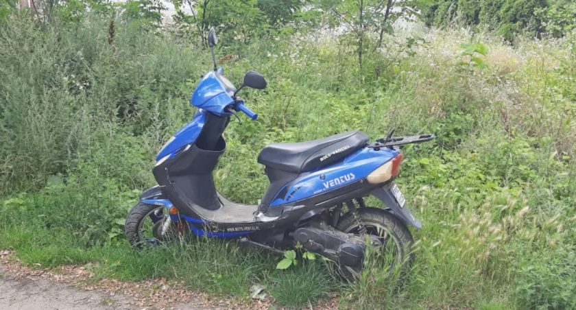 Skuter od miesiąca stoi obok drewniaka z odzieżą, przy przejściu przez tory kolejowe w Mogilnie   fot. Marek Holak