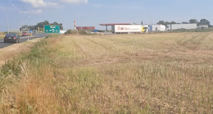 Na tej działce graniczącej ze Stacją Paliw zostanie wybudowana restauracja. Z lewej strony droga z Mogilna do Gębic, w głębi rondo na krajowej 15.   fot. Marek Holak