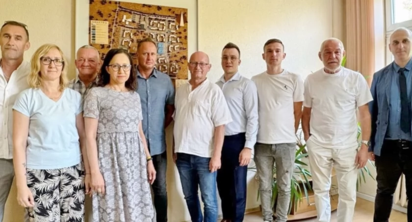 Nowymi członkami Rady Nadzorczej wybrani zostali: od lewej: Janusz Kasprzyk ze Strzelna (wiceprzewodniczący), Dorota Mazurkiewicz z Mogilna (sekretarz), Grzegorz Stochliński z Mogilna, Katarzyna Góralczyk-Herwart z Mogilna, Mariusz Dybicz z Mogilna, Jacek Jabłoński ze Strzelna, Mikołaj Herwart z Mogilna (przewodniczący), Karol Kopliński z Mogilna i Rafał Giemza z Mogilna. Na zdjęciu z prezesem SM Wojciechem Baranem. fot. Magdalena Lachowicz 
