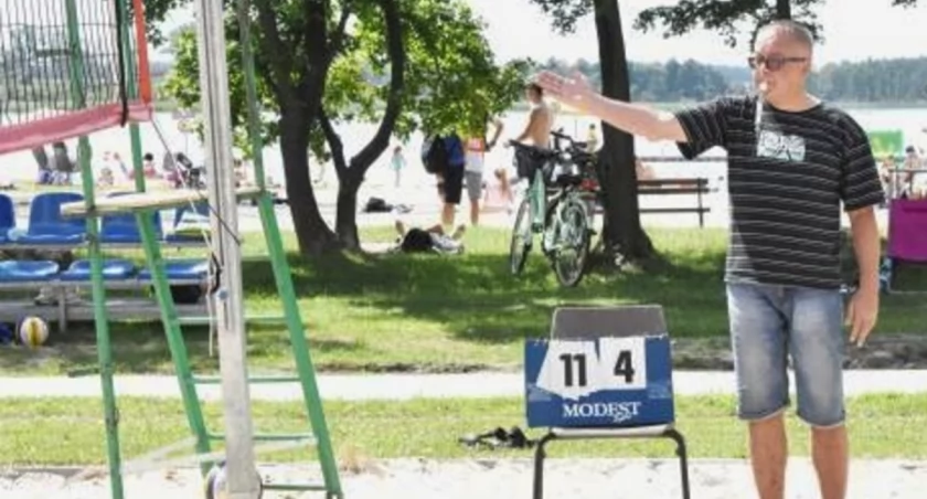 Maciej Adamski podczas jednego z turniejów siatkówki plażowej w Wiecanowie   fot. arch. Pałuk