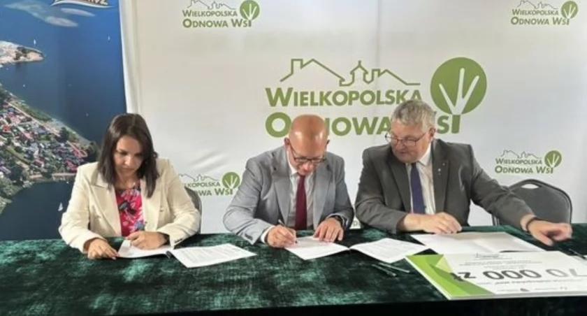 Umowę w obecności wicemarszałka województwa wielkopolskiego Krzysztofa Grabowskiego podpisali wójt gminy Orchowo Grzegorz Matkowski i skarbniczka gminy Barbara Wróblewska fot. UG Orchowo