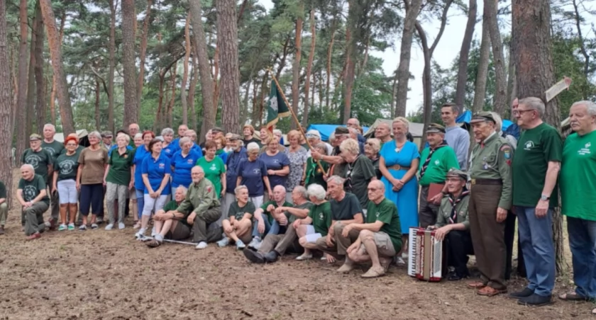 Pamiątkowe zdjęcie starszyzny harcerskiej w Chałupskach   fot. Agnieszka Godurkiewicz