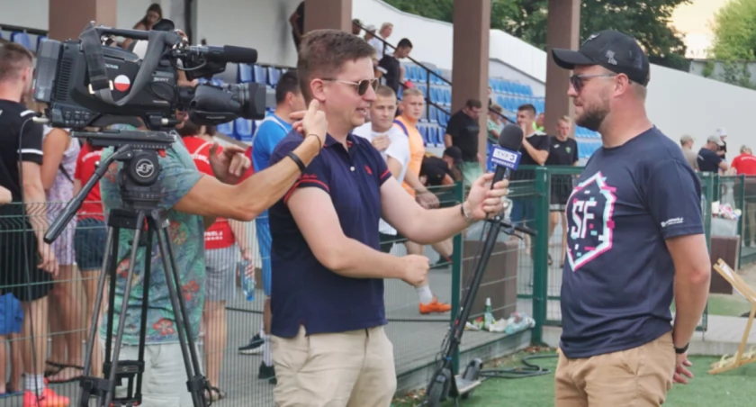 Mateusz Studziński udziela wywiadu Telewizji Polskiej podczas Turnieju StreetFootball 2024   fot. Marek Holak