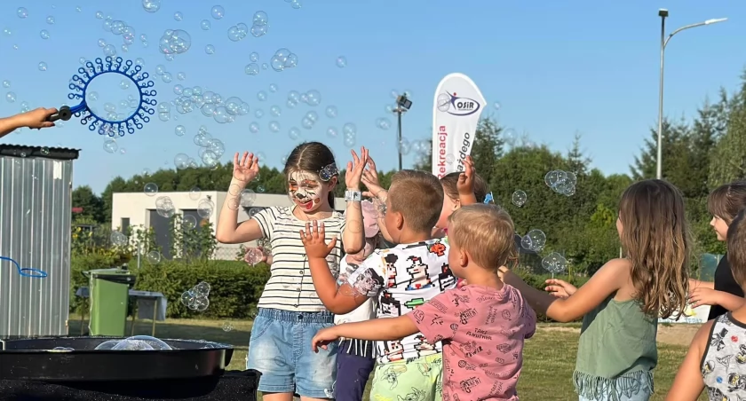 Animatorka firmy Amazing Bubble Show z Inowrocławia wykonała finezyjny pokaz baniek mydlanych fot. Sołectwo Gołąbki 