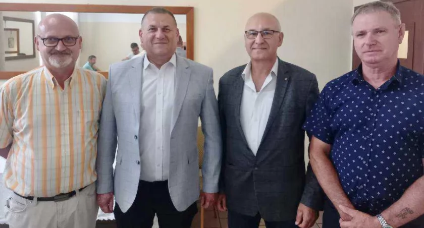 20 lipca 2024 roku. To ci sami chłopcy po 32 latach. Stanęli do zdjęcia w tej samej kolejności co podczas ślubowania w 1992 roku   fot. arch. Roberta Musidłowskiego