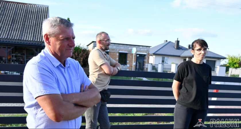 Na zdjęciu przed zebraniem na placu przy GOKiR stoją od lewej Wojciech Skowron, Zbigniew Chmal i Paula Kowalska fot. Paweł Lachowicz
