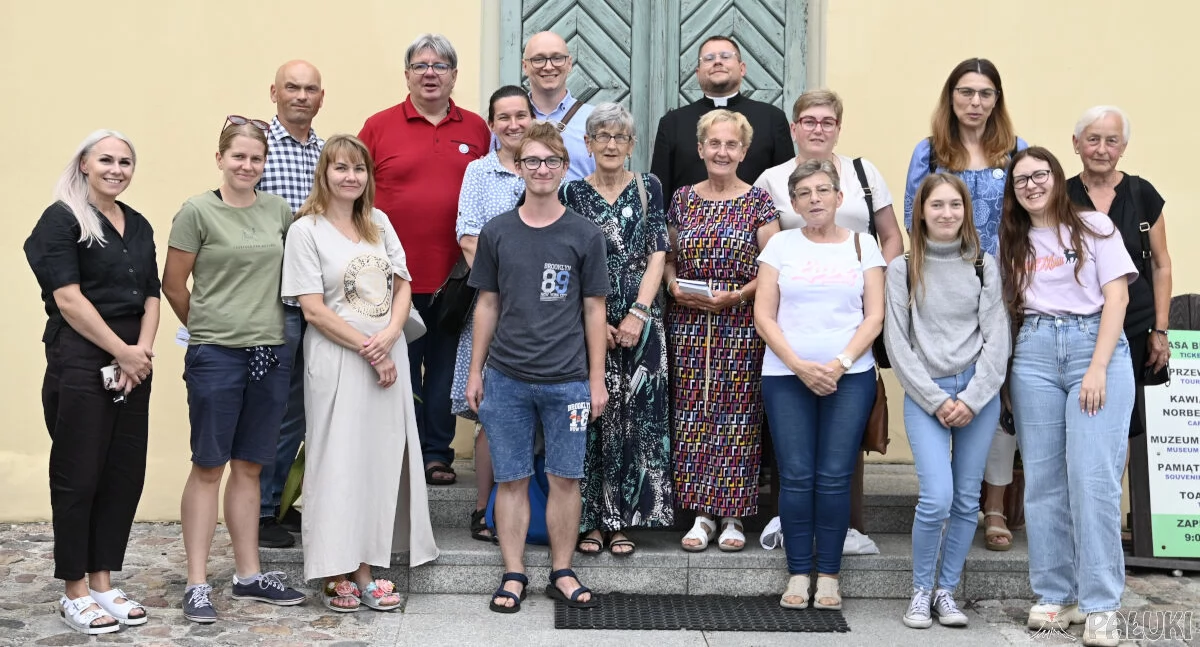 Tegoroczni pielgrzymi z przewodnikiem ks. Julianem Wawrzyniakiem po piątkowym spotkaniu organizacyjnym fot. Paweł Lachowicz