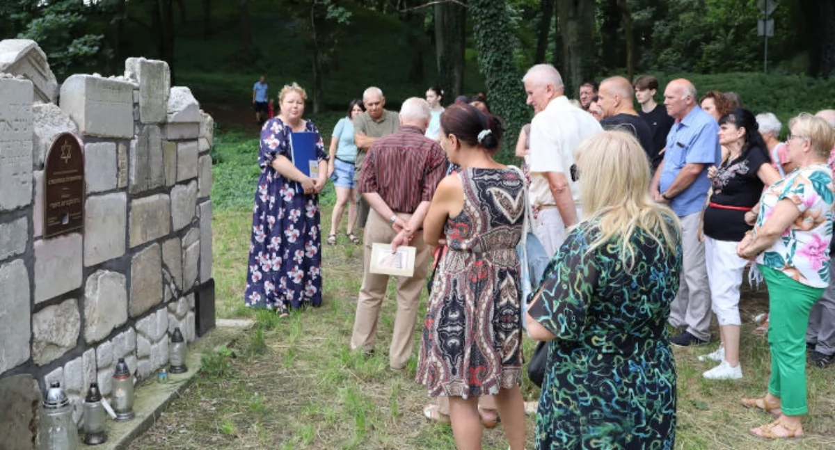O historii żydowskiego cmentarza opowiedziała Katarzyna Sudaj fot. UM Trzemeszna