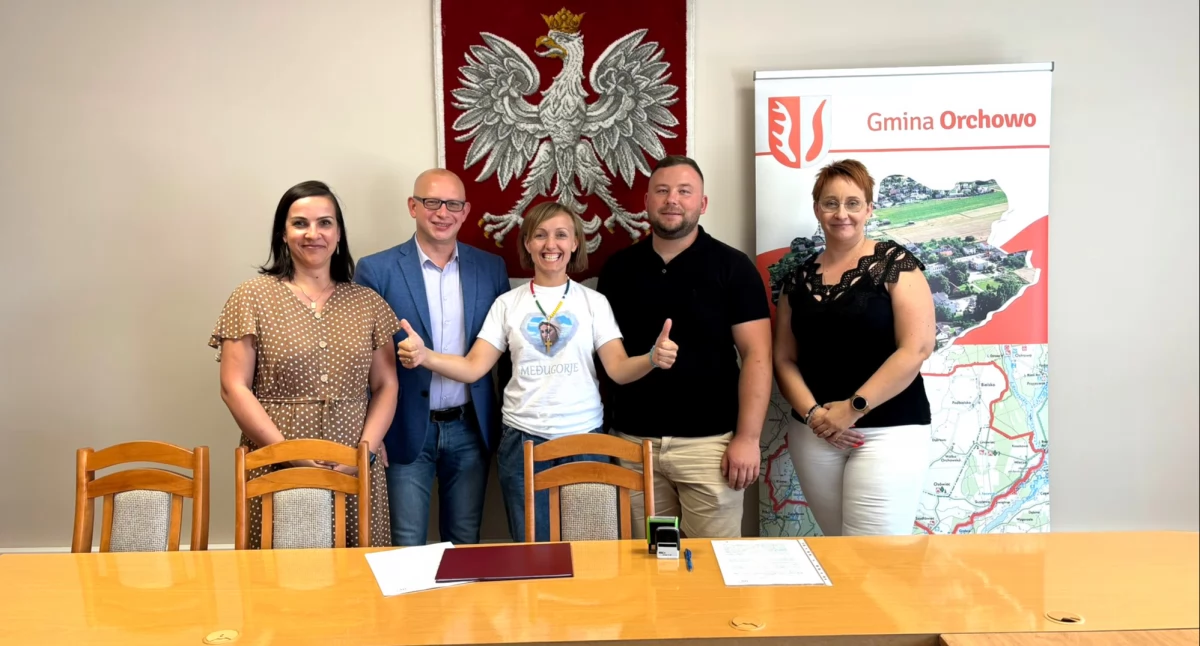 Z właścicielami spółki umowę na prace rewitalizacyjne podpisali wójt gminy Grzegorz Matkowski i skarbniczka Barbara Wróblewska. Na zdjęciu z wicewójcinią Eweliną Gumienną, fot. UG Orchowo