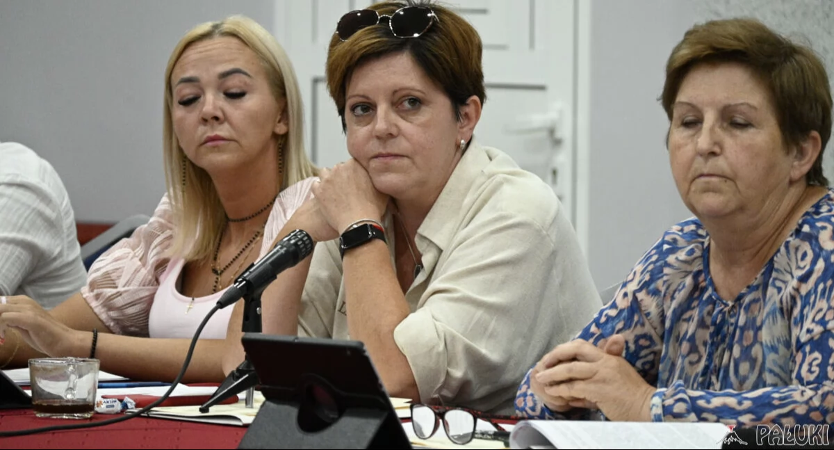 Justyna Giszter (w środku) prosiła wójta o wyjasnienie kwestii brudnej wody lecącej z kranów w domach mieszkańców fot. Paweł Lachowicz