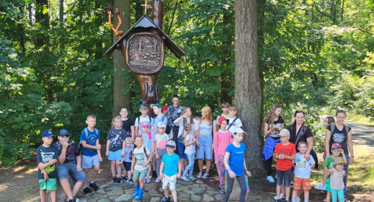 Uczestnicy wycieczki przy kapliczce św. Huberta na terenie Nadleśnictwa w Miradzu fot. Mirosław Leszczyński