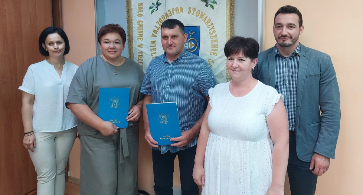 Starostowie gminnych dożynek z burmistrzem Trzemeszna Kacprem Lipińskim fot. UM Trzemeszna
