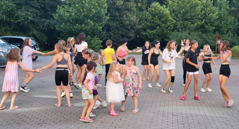 Zabawa na placu w parku przy letnim amfiteatrze   fot. Agnieszka Godurkiewicz