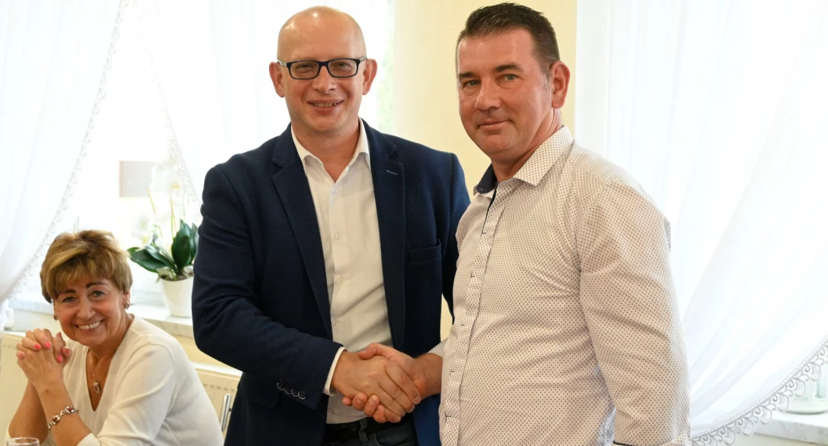 Wójt Grzegorz Matkowski gratuluje Tomaszowi Tomczakowi wyboru na sołtysa Bielska fot Paweł Lachowicz