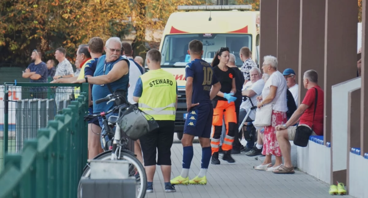 Na stadion Pogoni przyjechała karetka Zespołu Ratownictwa Medycznego, by udzielić kibicowi pomocy   fot. Marek Holak
