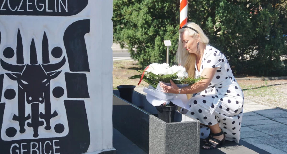 Wicestarosta Edyta Owsińska składa kwiaty pod Pomnikiem Wdzięczności na rynku w Mogilnie   fot. Marek Holak