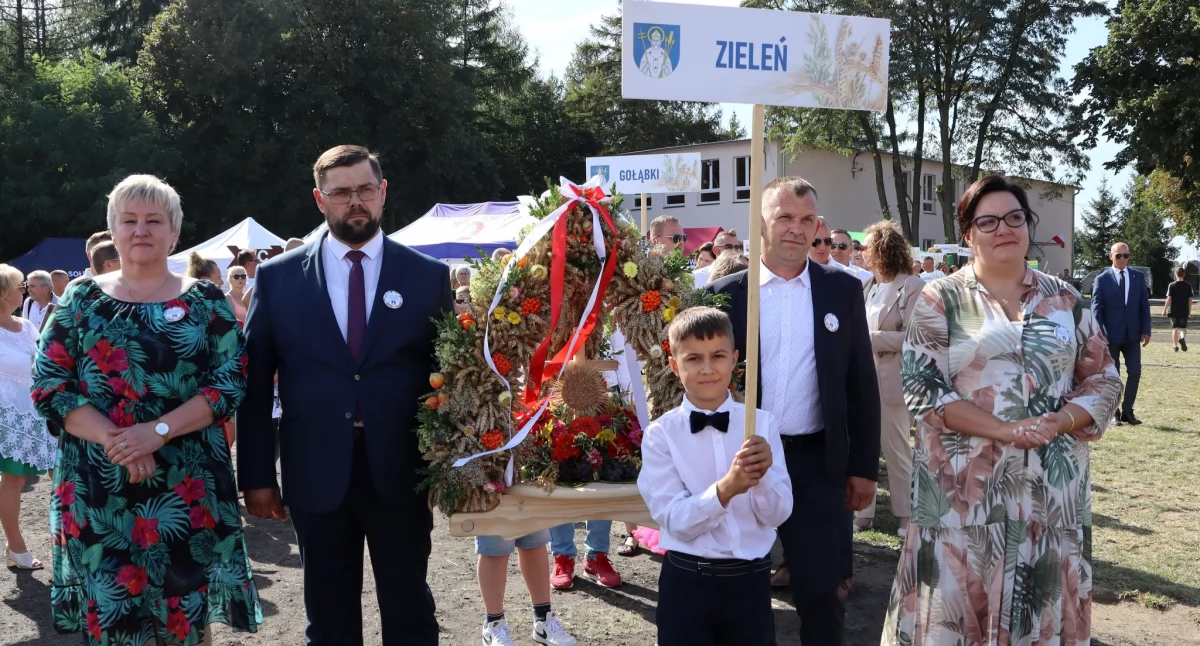 Delegacja sołectwa Zieleń - gospodarzy tegorocznych gminnych dożynek z wyplecionym wieńcem dożynkowym  fot. UM Trzemeszna