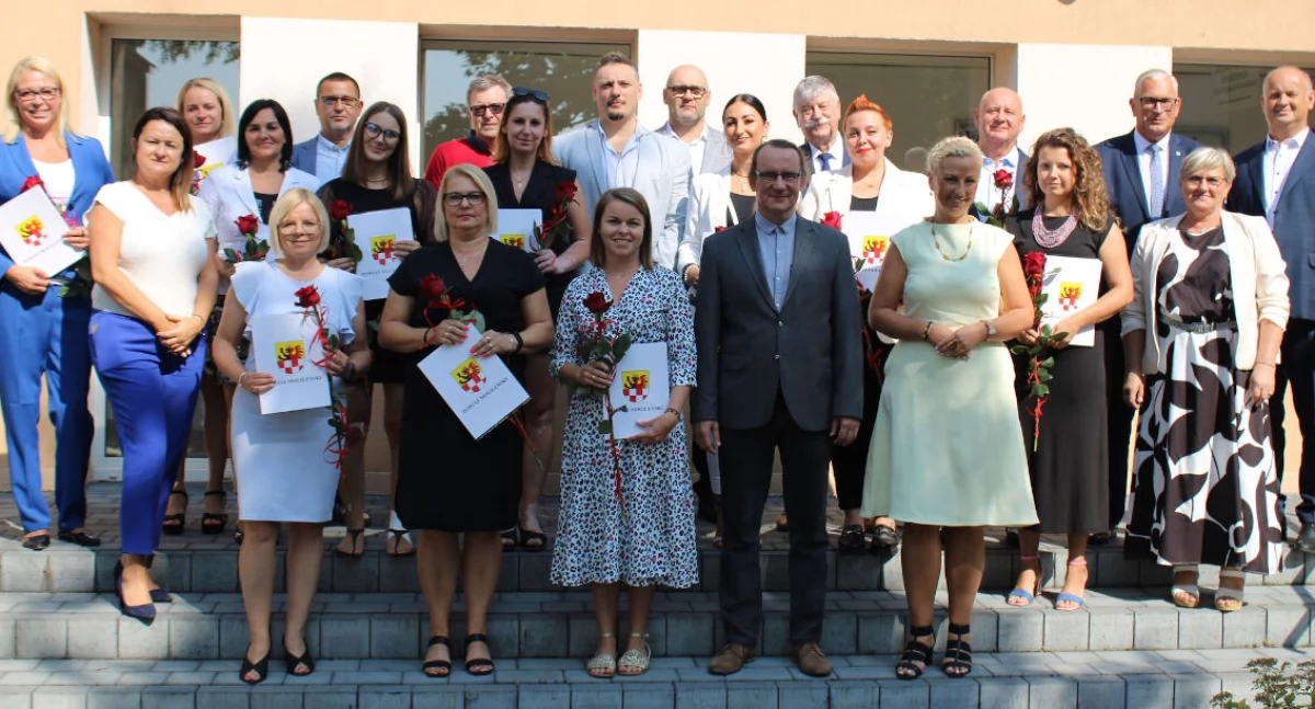 Mianowani nauczyciele z władzami powiatu i dyrektorami placówek oświatowych fot. SP Mogilno