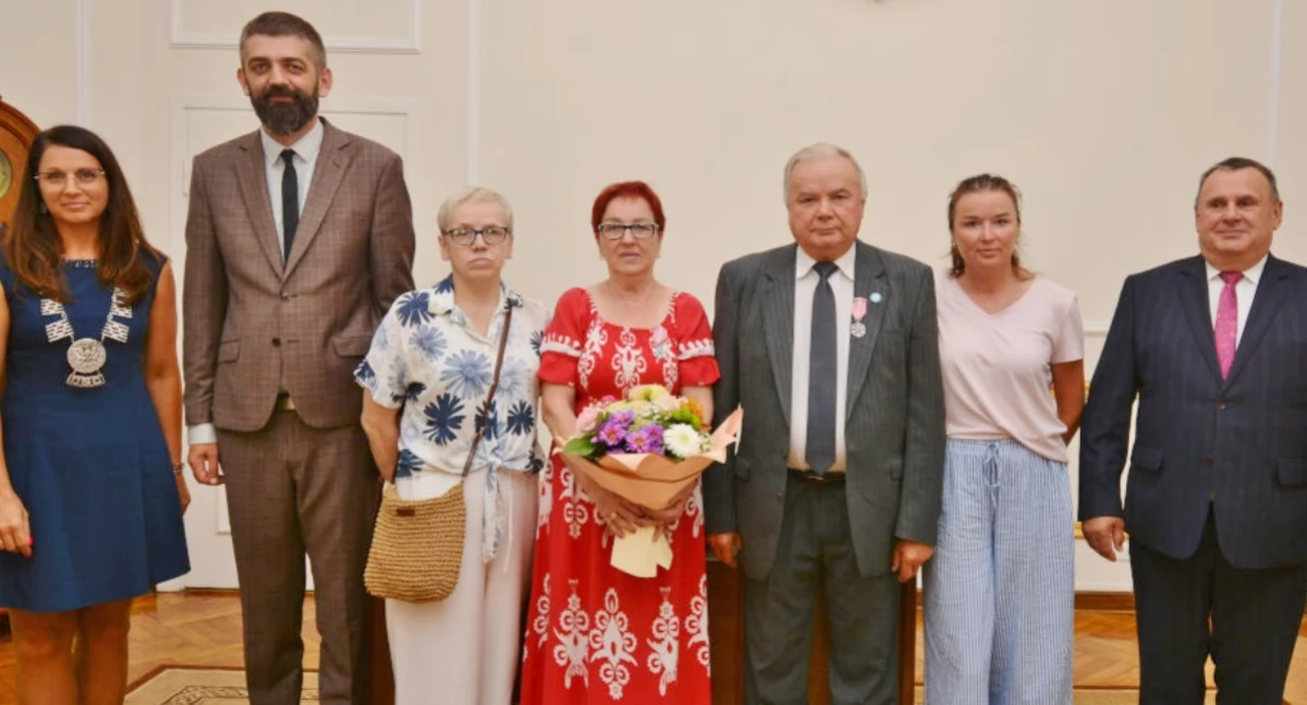 Anna i Eugeniusz Dembscy z Mogilna z rodziną i przedstawicielami mogileńskiego samorządu fot. Marcin Zieliński
