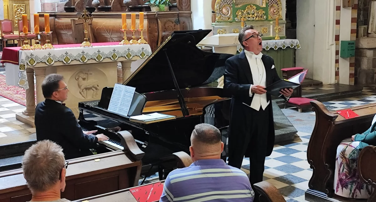 Koncert muzyki klasycznej zaprezentowali Robert Gierlach (śpiewak operowy) i Robert Morawski (pianista, kameralista) fot. Parafia Strzelno