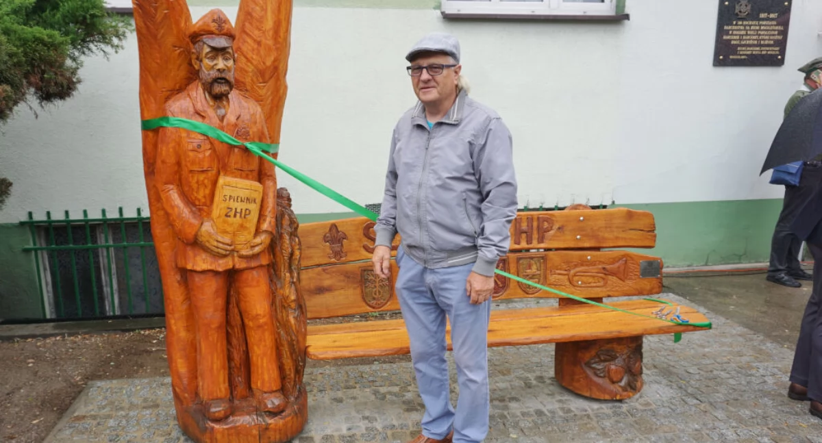 Ławeczka Seniora ZHP tuż przed jej uroczystym odsłonięciem i jej autor, mogileński rzeźbiarz Stanisław Panfil fot. Marek Holak