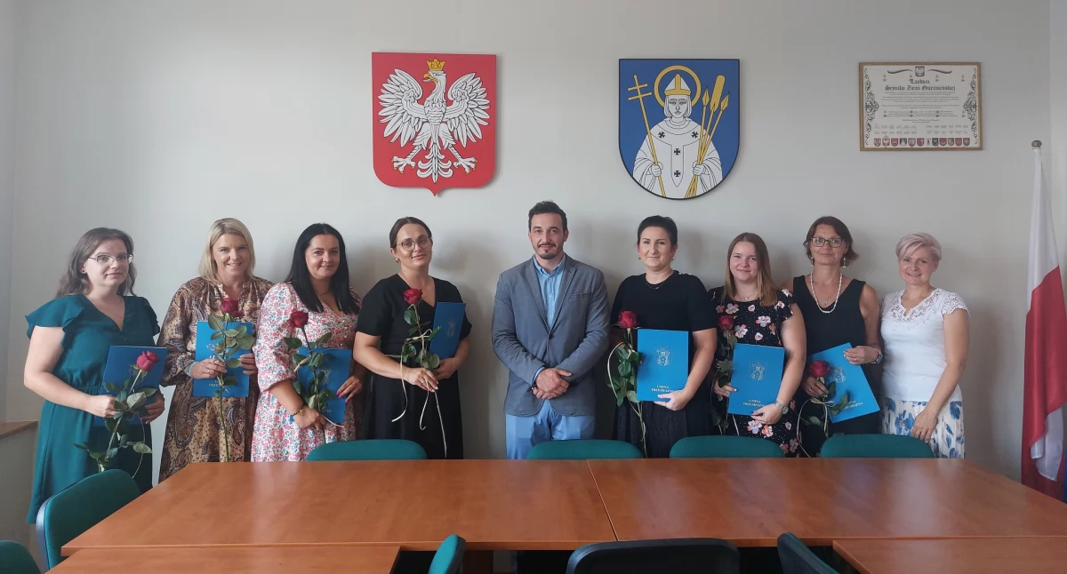 Awansowani nauczyciele z burmistrzem Kacprem Lipińskim fot. UM Trzemeszna