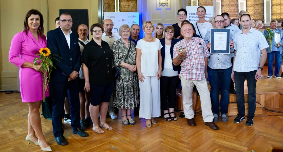 Pracownicy ZAZ po odebraniu statuetki z posłanką Iwoną Kozłowską, Krystyna Żejmo-Wysocką i dyrektorką Joanną Rusztyk fot. arch. ZAZ Strzelno