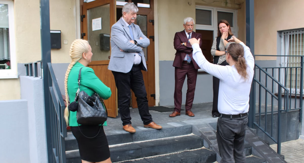 O wyposażeniu i działalności Poradni władzom powiatowym opowiedział dyrektor PPP Maciej Herwart fot. Paweł Lachowicz