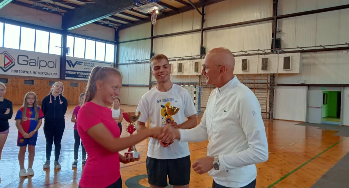 Puchar odbierają zwycięzcy turnieju Oliwia Adamska i Marcin Fojucik fot. Justyna Kubalewska