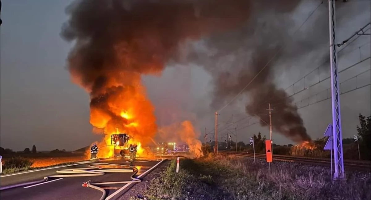 Na miejscu zdarzenia służby ratunkowe zastały dźwig cały zajety ogniem fot. OPS Trzemeszno