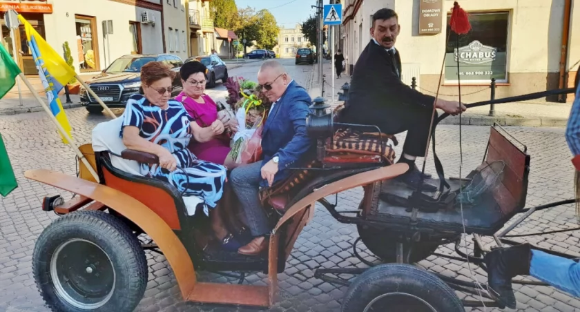 Przedstawiciele trzemeszeńskich działkowców podjechali pod Pomnik Jana Kilińskiego powozem, by złożyć kwiaty swemu patronowi  fot. Agnieszka Godurkiewicz