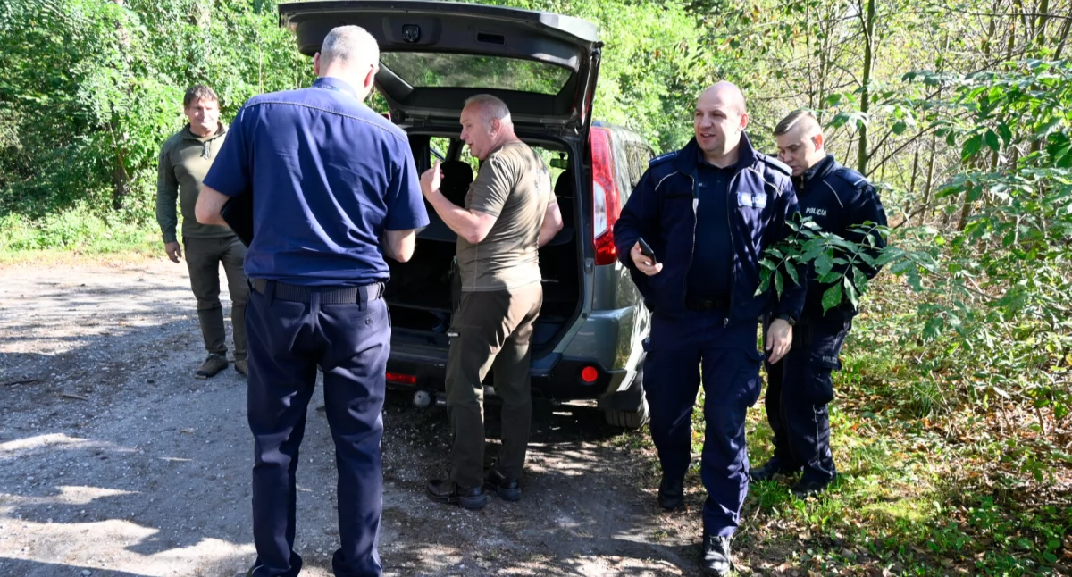 Na miejscu znaleziska pracowali policjanci i strażnicy leśni, którzy spisali protokół ze zdarzenia fot. Paweł Lachowicz