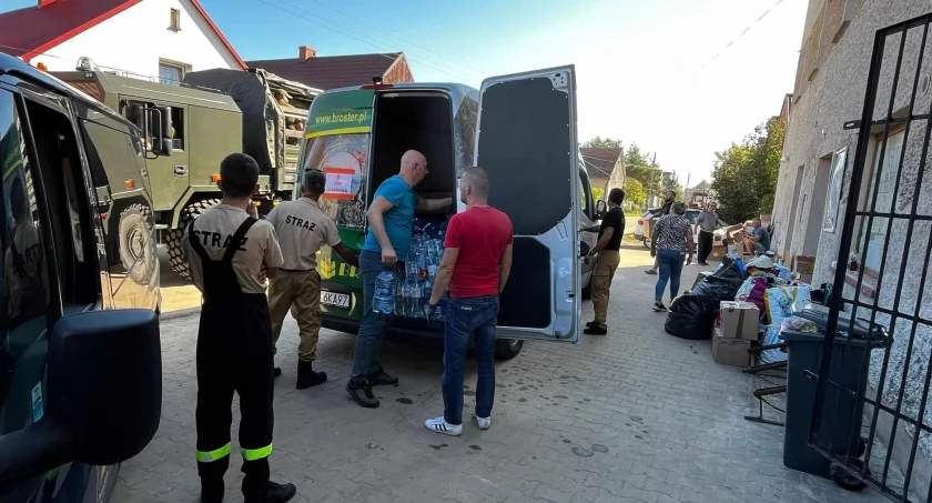 20 września druhowie z OSP Dąbrowa dostarczyli pomoc do Lewina Brzeskiego   fot. Robert Osiński