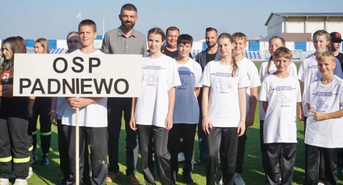 Powiat mogileński na zawodach reprezentowała między innymi Młodzieżowa Drużyna Pożarnicza z OSP w Padniewie. Na zdjęciu z burmistrzem Karolem Nawrotem i wiceprzewodniczącym Rady Miejskiej Łukaszem Gapińskim fot. Marek Holak