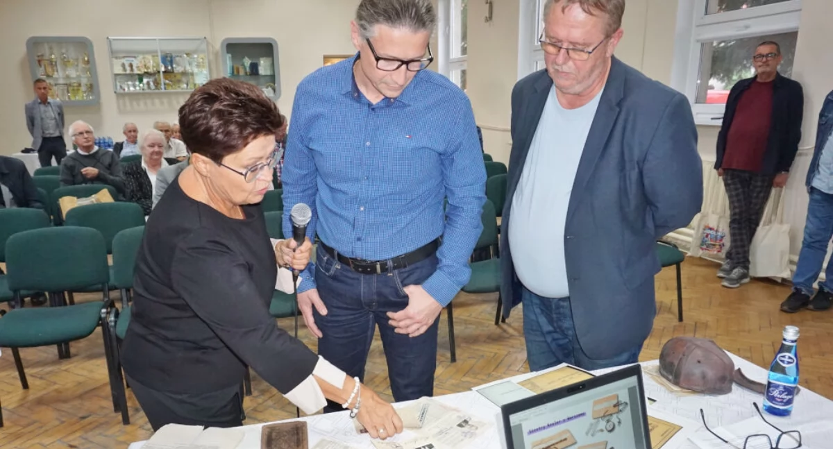 Małgorzata Przybyła przekazała oficjalnie dokumenty na ręce dyrektora muzeum Jana Szymańskiego i wiceprzewodniczącego Rady Miejskiej w Mogilnie Roberta Maćkowiaka fot. Marek Holak