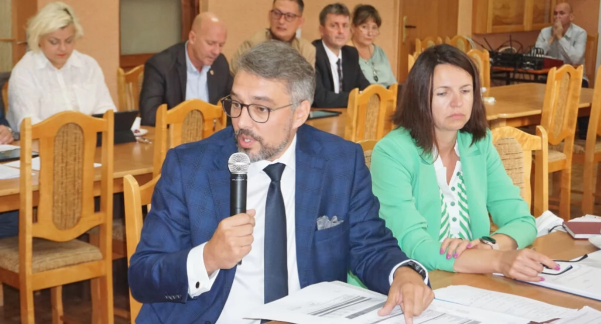 Lekarze, przychodnie, szpitale • , Szeregowym pracownikom SPZOZ mówią oszczędzaniu dyrektora Gessek zarabia złotych brutto - zdjęcie, fotografia