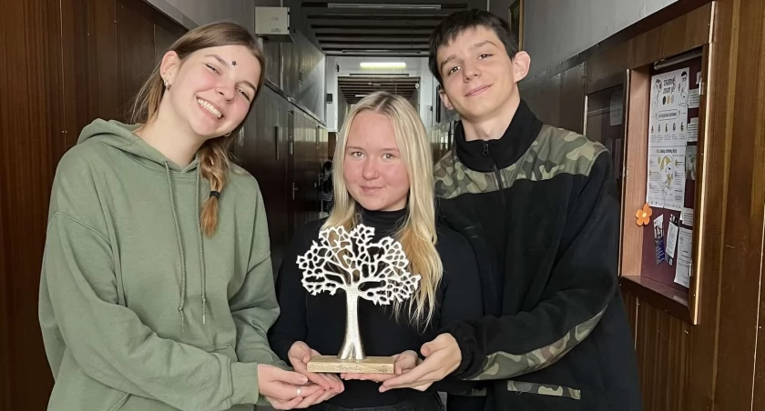 Łowcy Gwiazd - zdobywcy tegorocznej Trzemchy. Przyboczni Antonina Cieślicka i Hubert Zamiar (po bokach), a w środku drużynowa 24 GZ pwd. Michalina Zebel  fot. Hufiec ZHP Trzemeszno