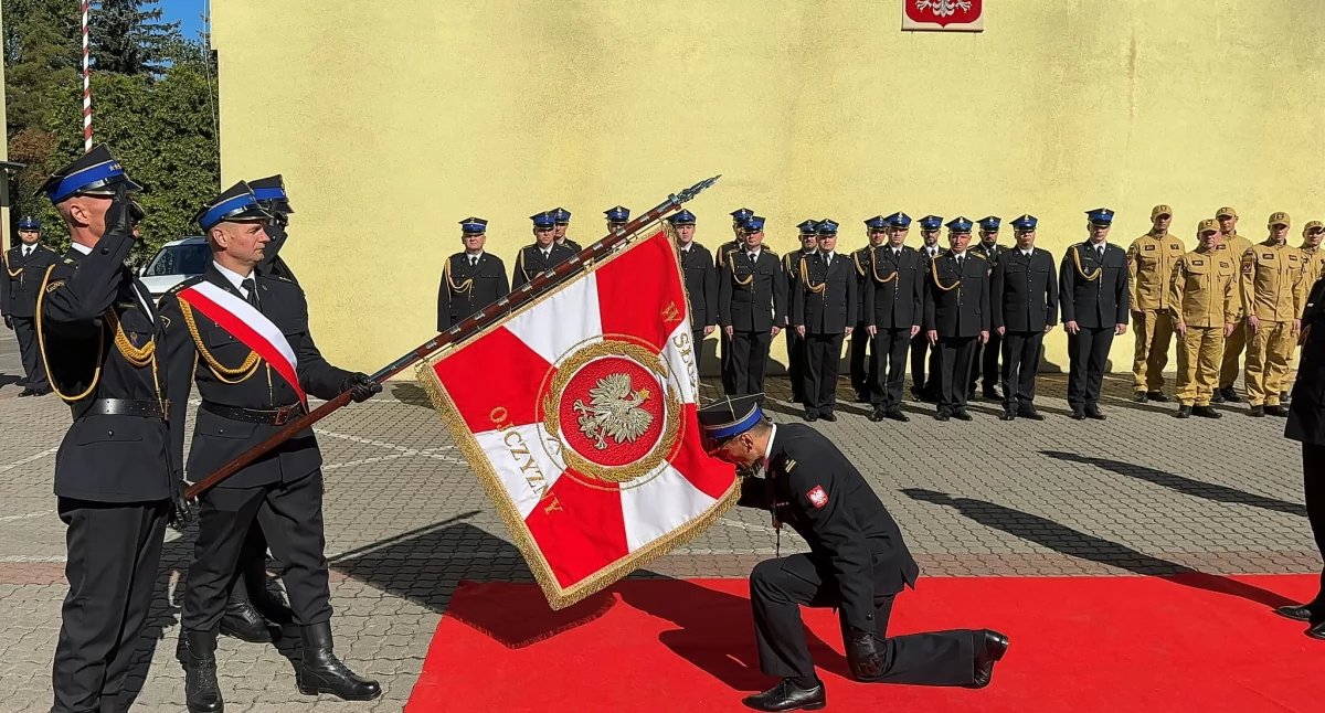 Przyjęcie obowiązków Komendanta Powiatowego odbyło się przez symboliczne ucałowanie przez Krzysztofa Bąka sztandaru mogileńskiej komendy fot. PSP Mogilno