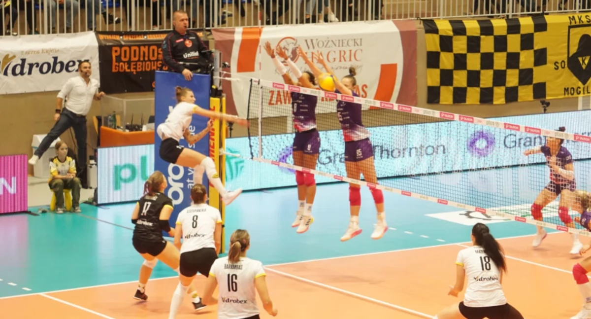Spiker zawodów Radek Nowak przeżywał spotkanie i grał razem z mogileńskimi zawodniczkami   fot. Marek Holak